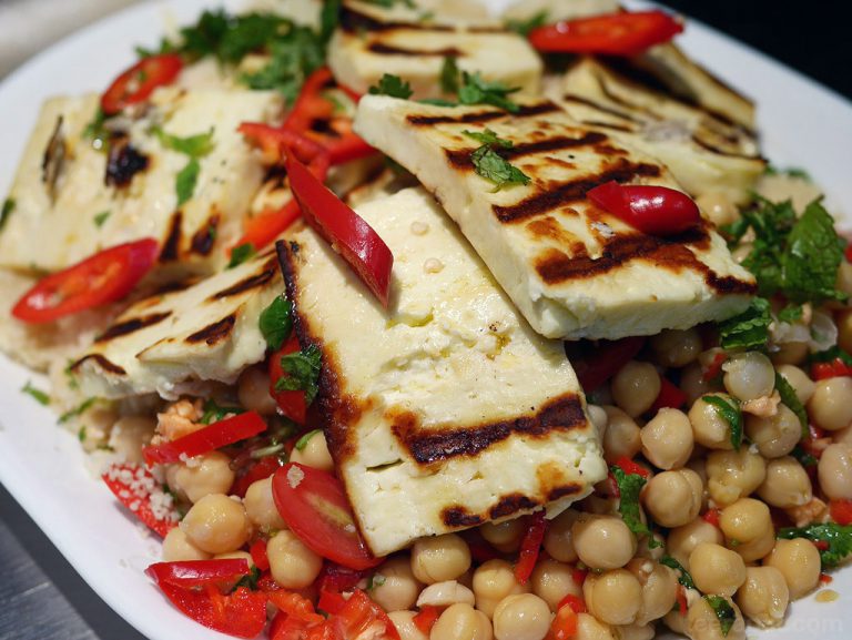 Halloumi with chickpea salsa & couscous – ชีส Halloumi กับซาลซ่าถั่วชิคพีและคูสคูส