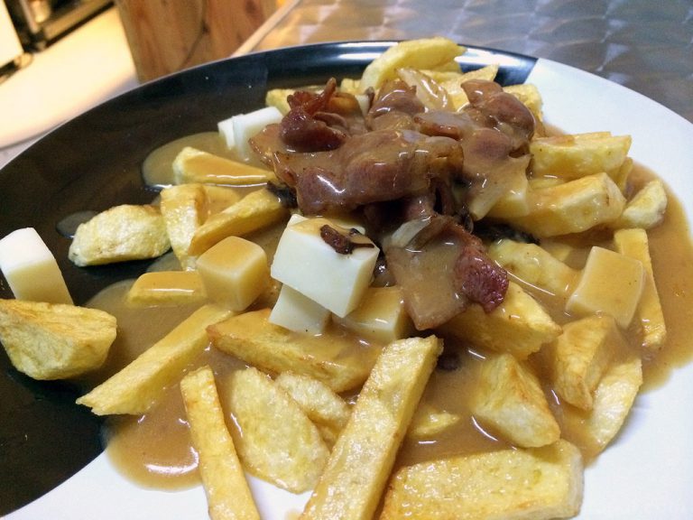 Snack Bar Bkk ลองกิน Poutine ในกรุงเทพ