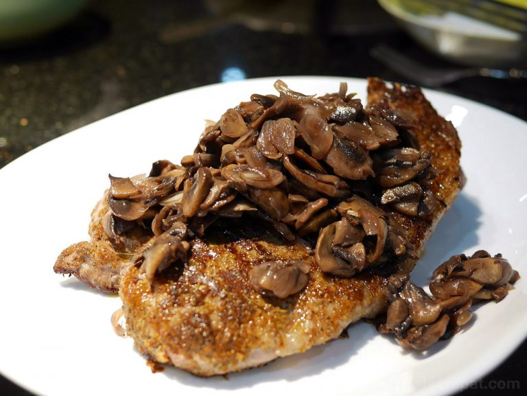 Thyme-Rubbed Steaks with Sauteed Mushrooms สเต็กเนื้อใบไทม์เสิร์ฟพร้อมเห็ด sauté