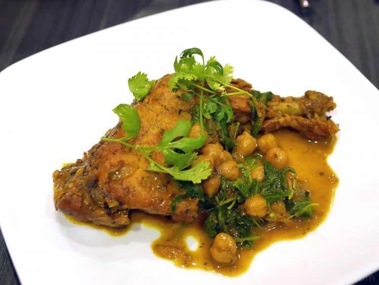 Indian-Spiced Chicken with Chickpeas and Spinach ไก่เคี่ยวแบบอินเดียเสิร์ฟพร้อมชิคพีและผักโขม