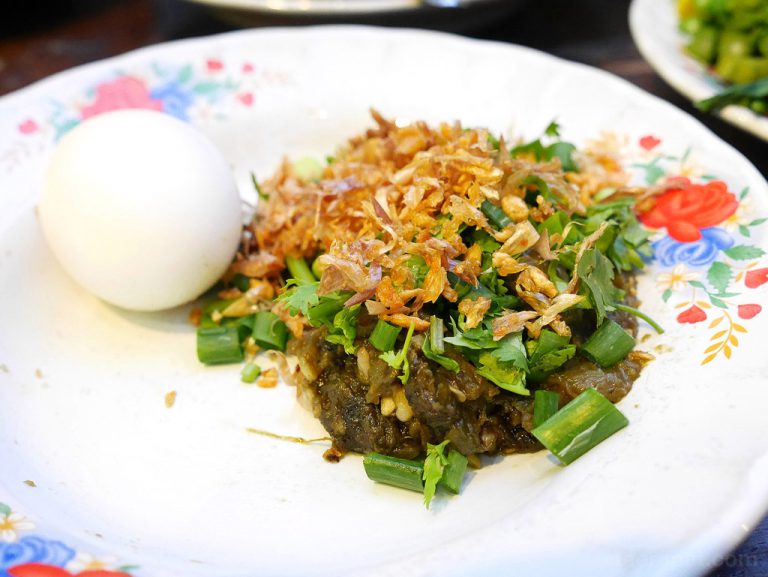 ต๋องเต็มโต๊ะ อาหารพื้นเมือง