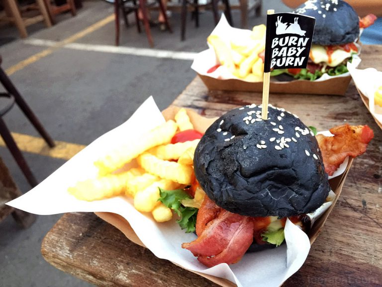 Burn Baby Burn เบอร์เกอร์ที่ตลาดนัดรถไฟรัชดา