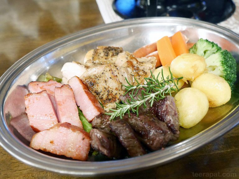 ทานชีสฟองดูร้าน Cheese Waag ใน Huis Ten Bosch