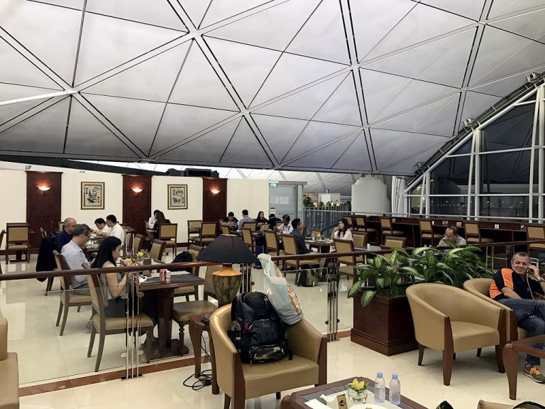 รีวิว Emirates Lounge สนามบิน Chek Lap Kok – Hong Kong