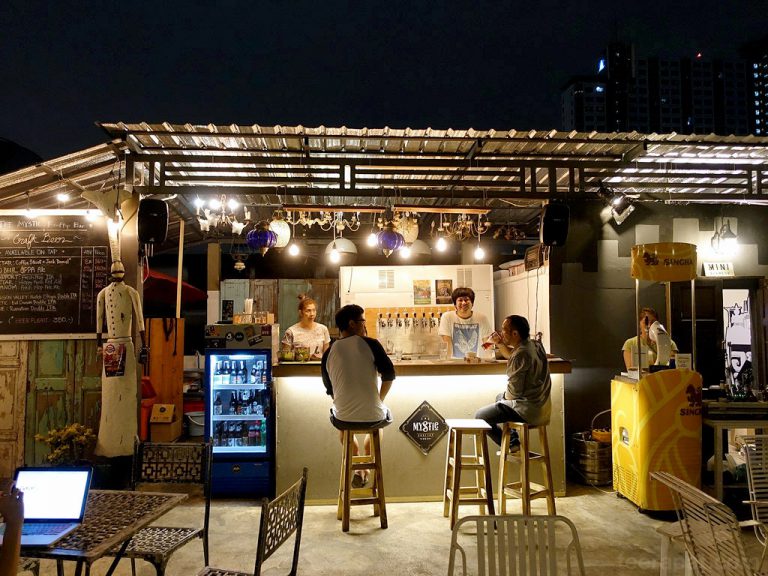 Mystic Rooftop คราฟท์เบียร์บาร์ดาดฟ้าชั้น 4 ถนนประดิพัทธ์