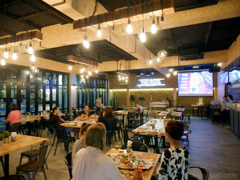 The Pool Bar & Bistro จิบคราฟท์เบียร์วิวสระน้ำ – จันทบุรี