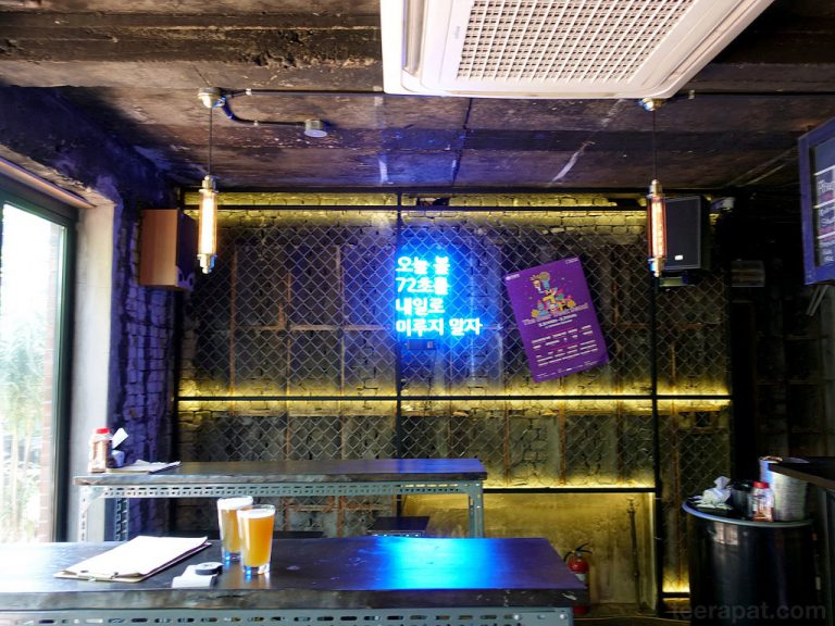 The Booth จิบคราฟท์เบียร์แกล้มพิซซ่าในร้านเท่ๆ ย่าน Itaewon – โซล เกาหลี