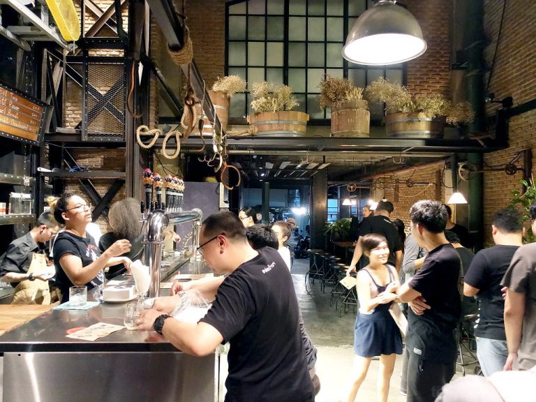 Dock No. 13 จิบคราฟท์เบียร์ชมวิวแม่น้ำเจ้าพระยา – ถนนพระอาทิตย์