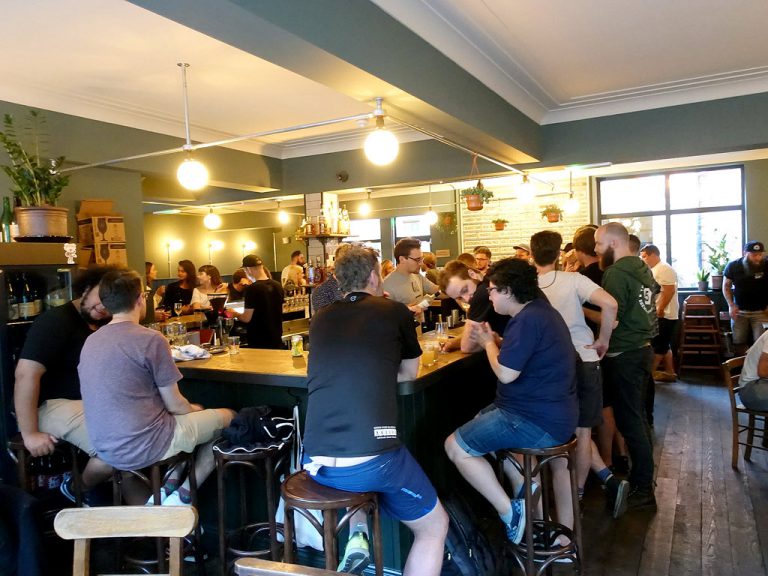 The Axe คราฟท์เบียร์บาร์ ถนน Northwold สถานี Stoke Newington – London