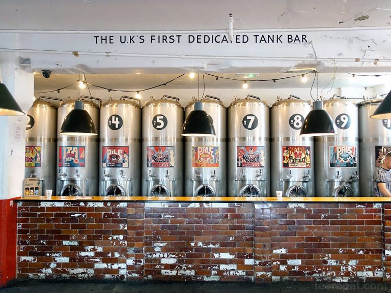 จิบเบียร์สดจากถังที่โรงเบียร์ Howling Hops สถานี Hackney Wick – London