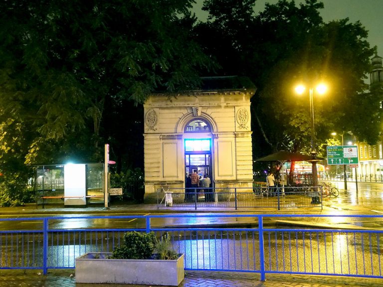 Euston Tap คราฟท์เบียร์บาร์สองฝั่งถนนหน้าสถานี Euston – London