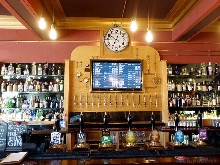 Red Willow Bar บาร์ของโรงคราฟท์เบียร์ในเมือง Macclesfield