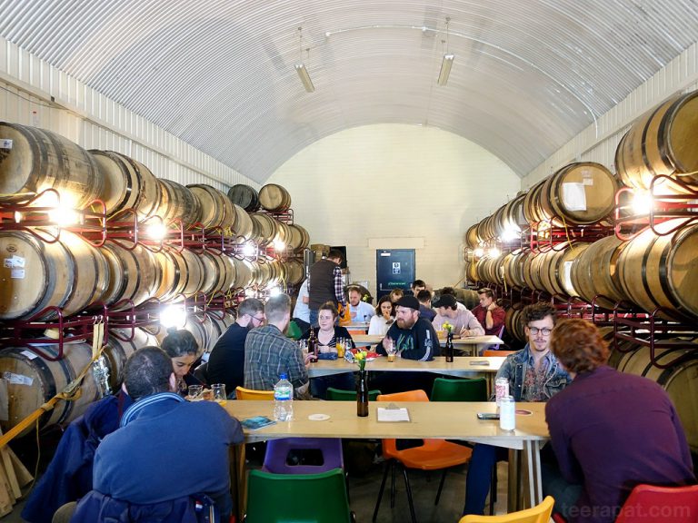 จิบเบียร์ใน Cloudwater Barrel Store Tap Room เมือง Manchester – ประเทศอังกฤษ