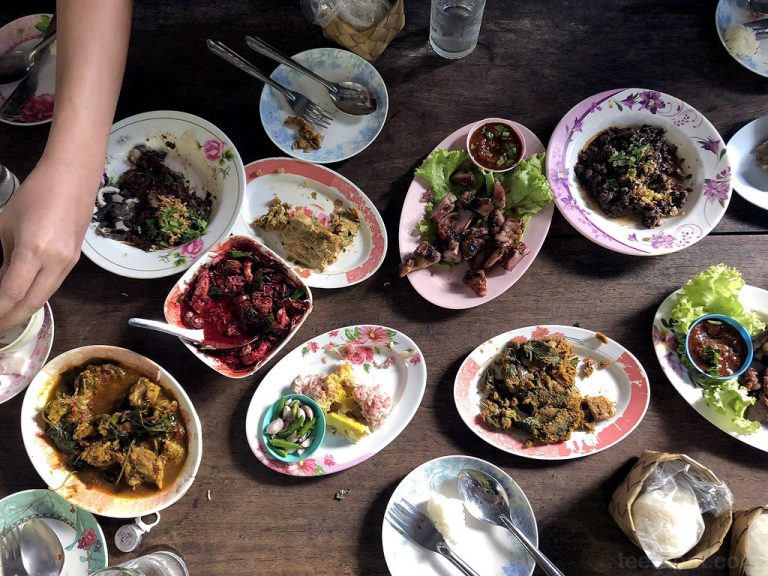 ลาบไก่เมืองพันแหวน ถนนบำรุงบุรี – เชียงใหม่