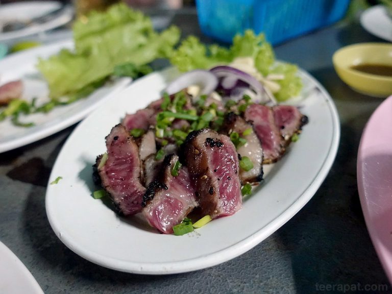 อาหารอีสานร้านลับ มีแซลมอนซาชิมิเสิร์ฟ – ปากซอยปรีดี พนมยงค์ 43