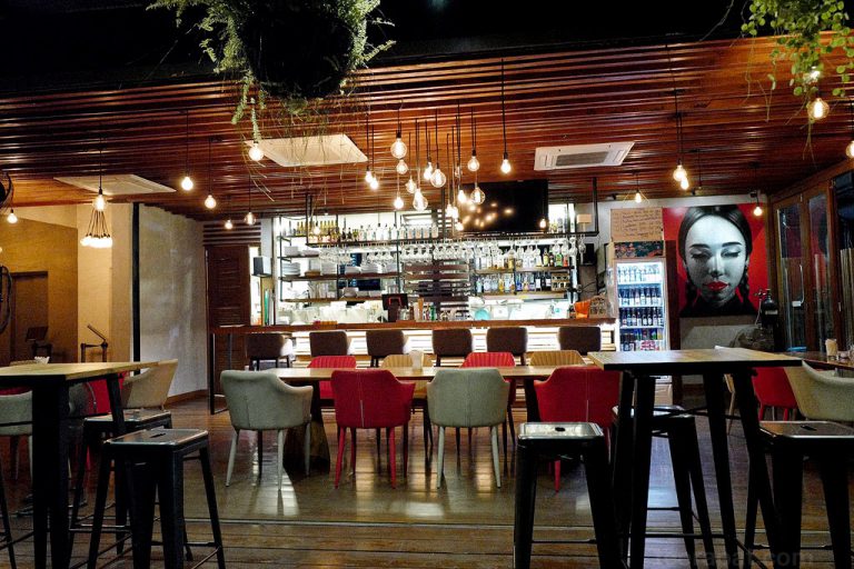 The Fat Cow On The Rooftop คราฟท์เบียร์บาร์แกล้มอาหารฝรั่งย่านประตูน้ำ