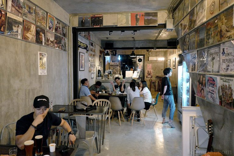 Elsewhere คราฟท์เบียร์บาร์และร้านแผ่นเสียง สถานี BTS สนามเป้า