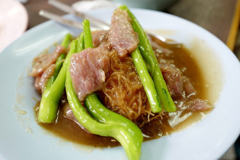 จ๊ากกี่ ราดหน้าหมี่กรอบ ร้านเก่าแก่ในซอยรางน้ำ