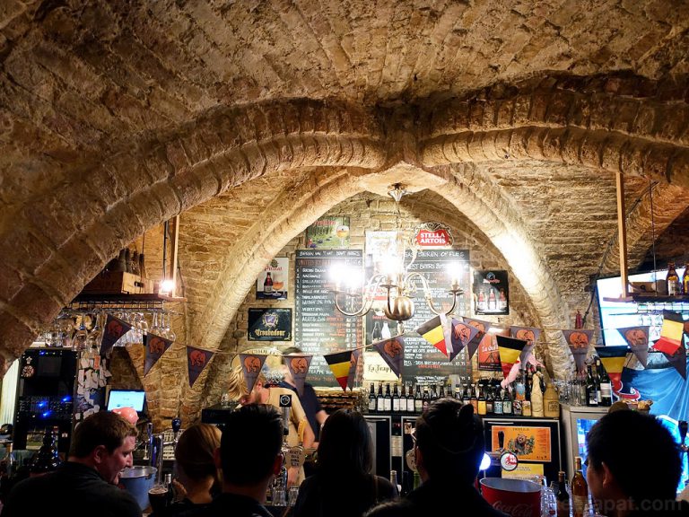 Le Trappiste บาร์เบียร์บรรยากาศโบราณชั้นใต้ดิน เมือง Bruges – ประเทศเบลเยี่ยม