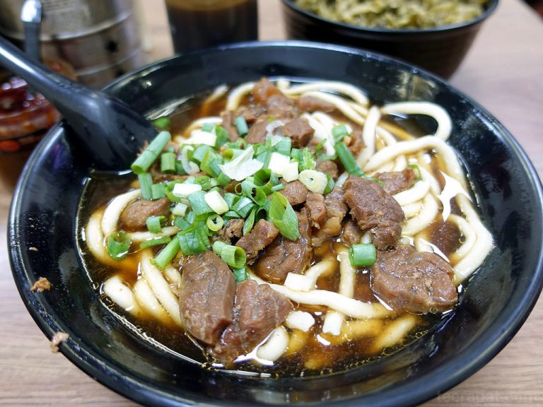 Meinong Xian Zuo Dao Qie Niurou Mian ก๋วยเตี๋ยวเนื้อตุ๋นสถานี Beimen – ไทเป ไต้หวัน