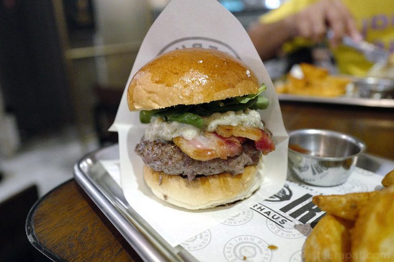 Cast Iron Burgerhaus กินเบอร์เกอร์แกล้มคราฟท์เบียร์ – อารีย์