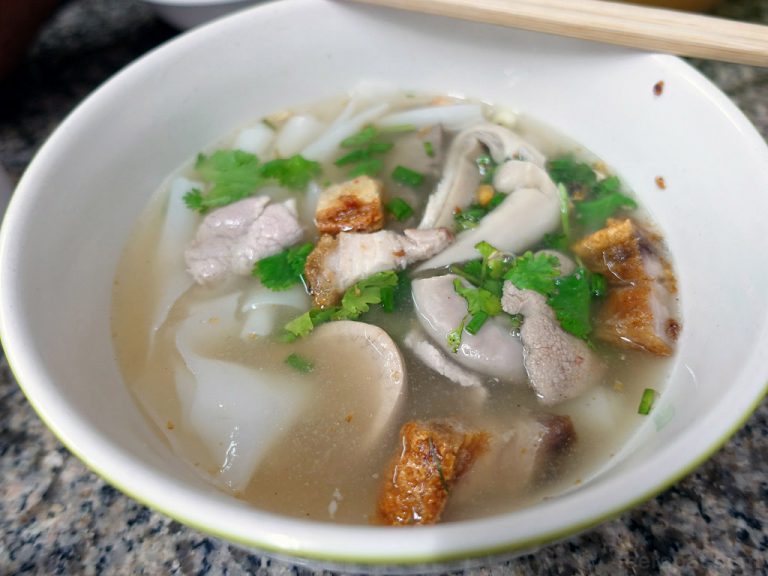 นายฮวกต้มเลือดหมู ข้าวหมูแดงหมูกรอบ ร้านอร่อย ประชานิเวศน์ 3