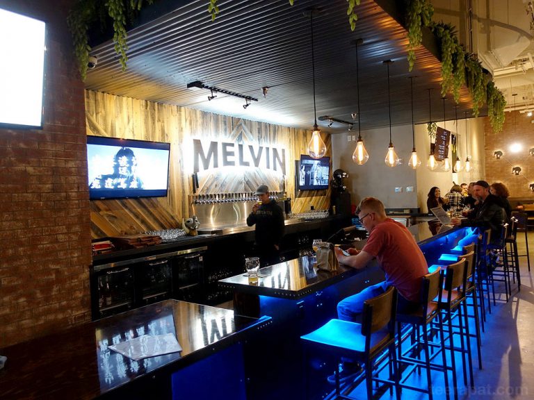 Melvin ทานอาหารไทยจิบคราฟท์เบียร์ในตัวเมือง San Diego