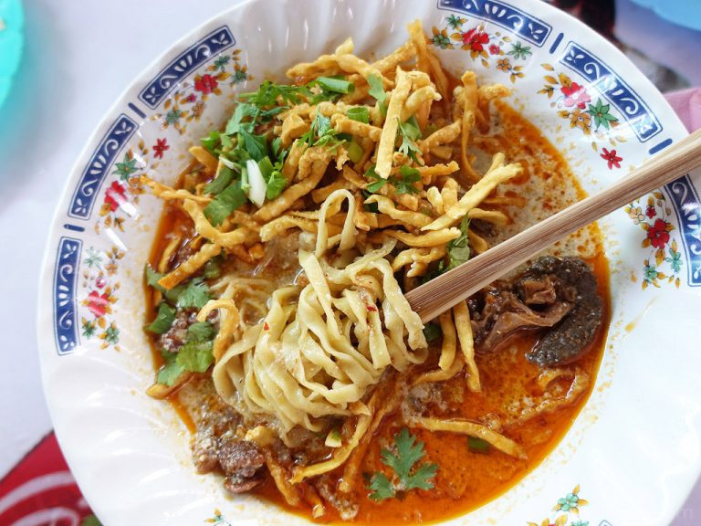 ข้าวซอยลุงประกิจ กาดก้อม เชียงใหม่