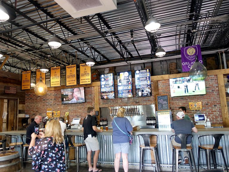 Crooked Can จิบคราฟท์เบียร์แกล้มอาหาร Orlando, Florida