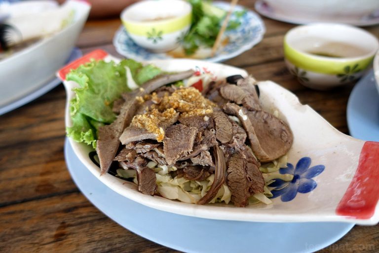 เบนซ์ ก๋วยเตี๋ยวลิ้นวัว (เจ๊นงค์ 2 เจ้าเก่า) ลพบุรี