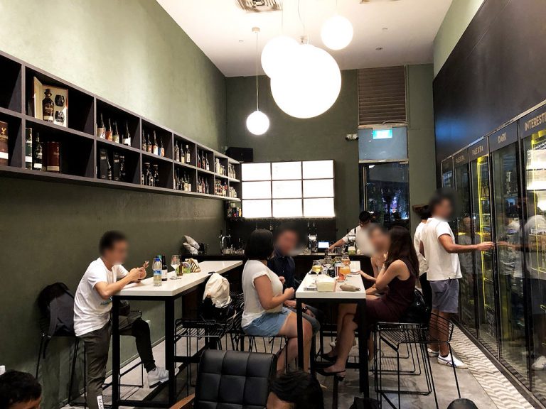 Temple Cellars คราฟท์เบียร์บาร์และบอทเทิลชอป สถานี Fort Canning สิงคโปร์
