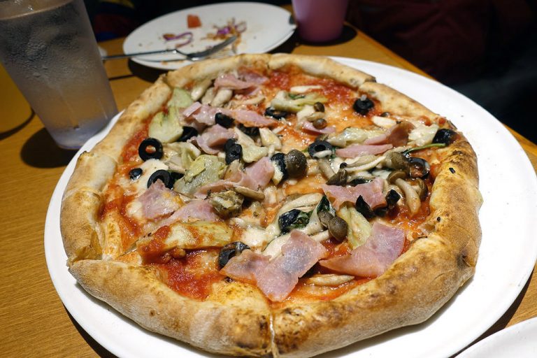 Pizzeria Bar Ariccia พิซซ่าและอาหารอิตาเลียน ชายหาด Chatan เกาะ Okinawa