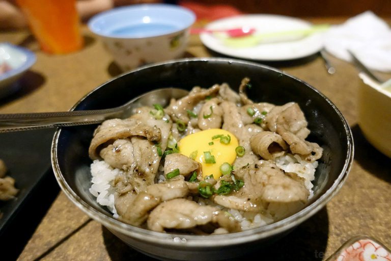 De-jina Ton อิซากาย่าสไตล์ Okinawa เมนูเยอะอาหารไว Chatan เกาะ Okinawa