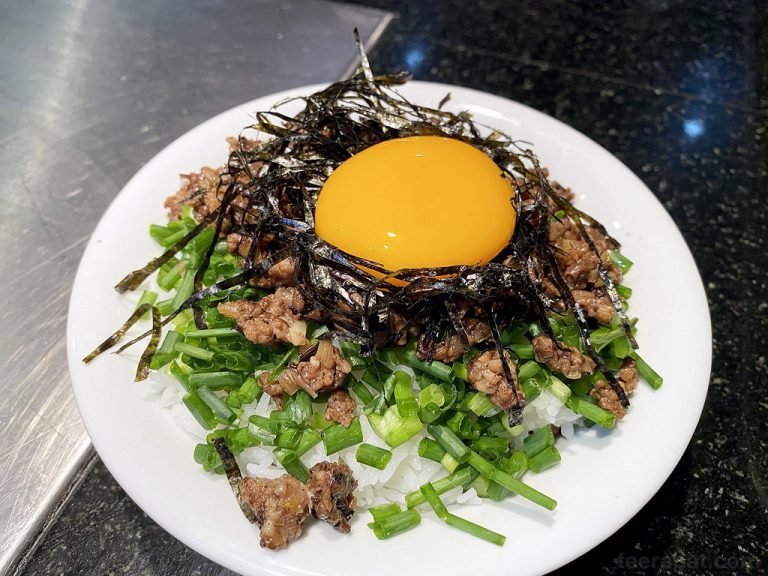 ข้าวราดหน้าเนื้อสับผงพะโล้