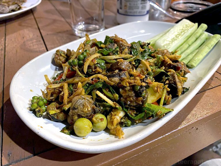ครัวลุงเผือก อาหารป่า ดอนเมือง ถนนช่างอากาศอุทิศ