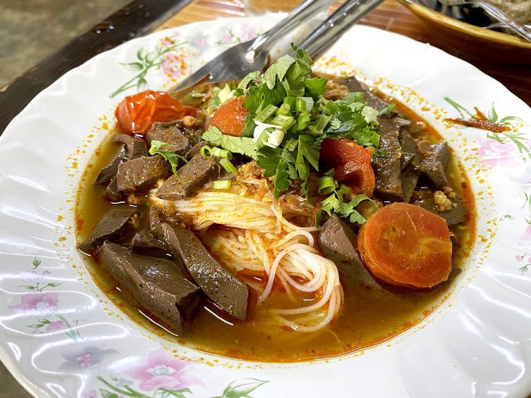 ขนมจีนน้ำเงี้ยวยายนวล เชียงใหม่