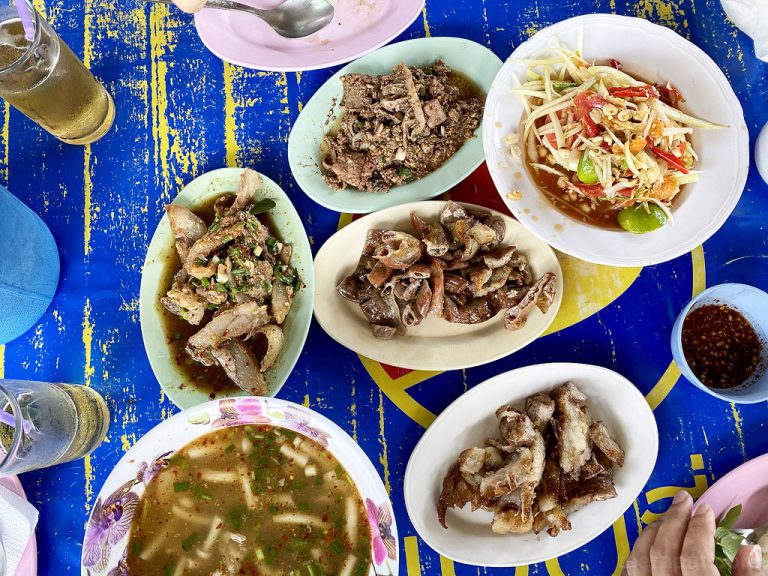 อีสาน ล้อเกวียน ร้านดังเจ้าเก่าแก่ติดสถานีมหาวิทยาลัยเกษตรศาสตร์